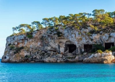 mydaycharter.com Yachtcharter Mallorca Aussicht Klippen Meer Bäume wundervoll