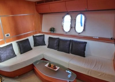 mydaycharter.com Mallorca Yachtcharter Pearl55 Innenraum Sofa Couch