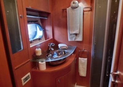 mydaycharter.com Mallorca Yachtcharter Pearl Badezimmer Waschbecken Dusche Handtuch Toilette WC